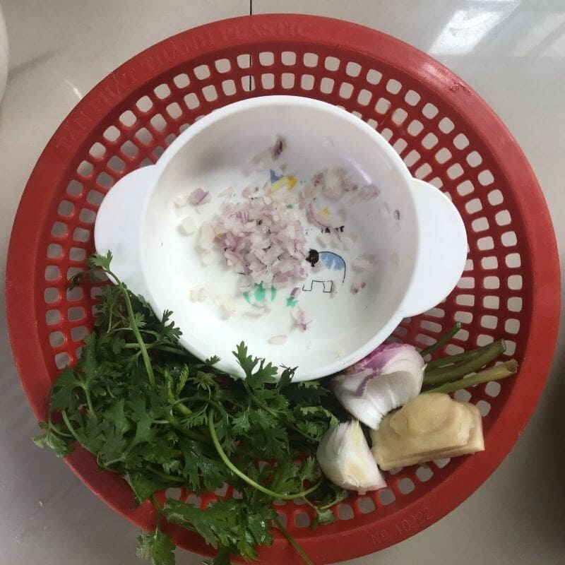 Ảnh 5: Sơ chế và chuẩn bị sẵn một số nguyên liệu làm vịt nấu măng
