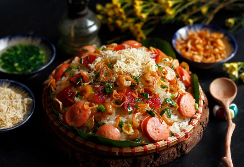 Nếu muốn, bạn có thể thêm một chút xúc xích ăn kèm xôi cũng rất ngon