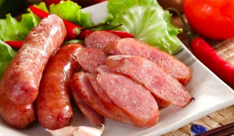 Lạp xưởng chiên sơ, thái mỏng