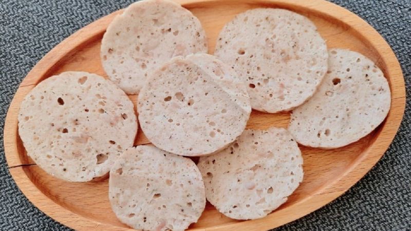 Chả lụa cũng thái mỏng thành những miếng vừa ăn