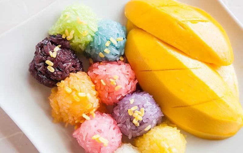 Ảnh 14: Bạn có thể ăn xôi ngũ sắc với xoài cũng rất thơm ngon