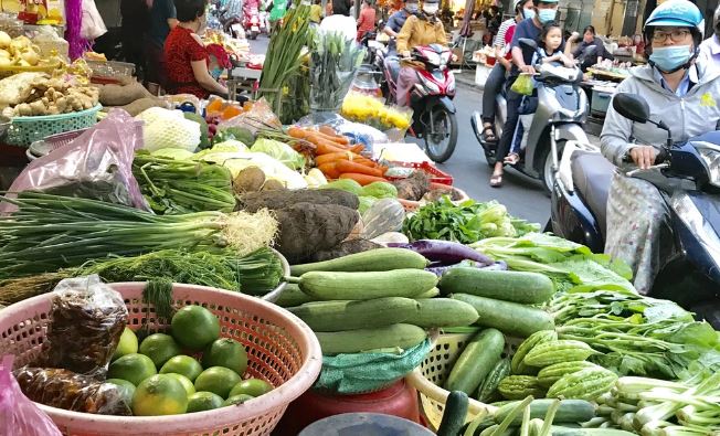 Hà Nội: Trước ngày mùng 1/7 âm, người dân đổ xô ra chợ, giá rau xanh, thực phẩm tăng bất thường