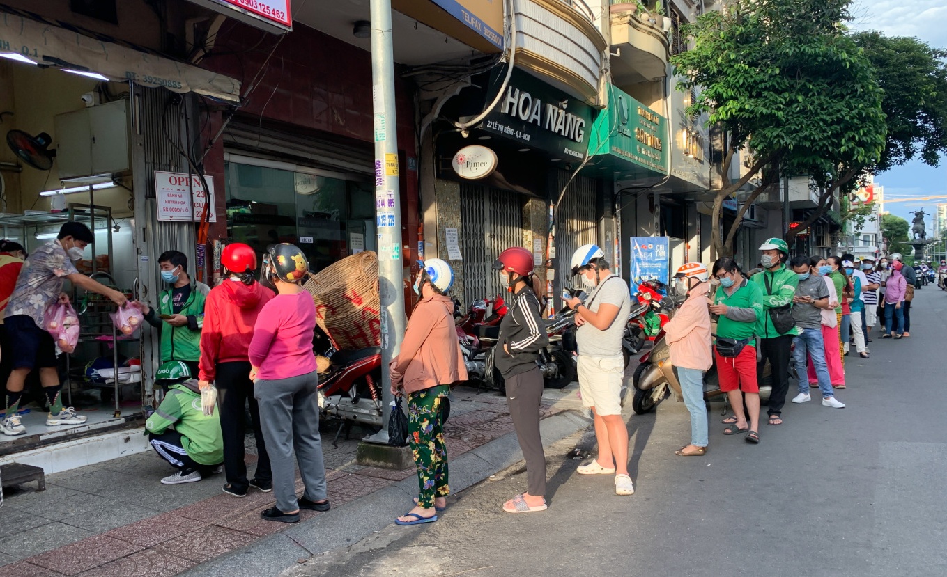 4 quán bánh mì nổi tiếng tại Sài Gòn, khách muốn ăn phải chờ hàng dài 