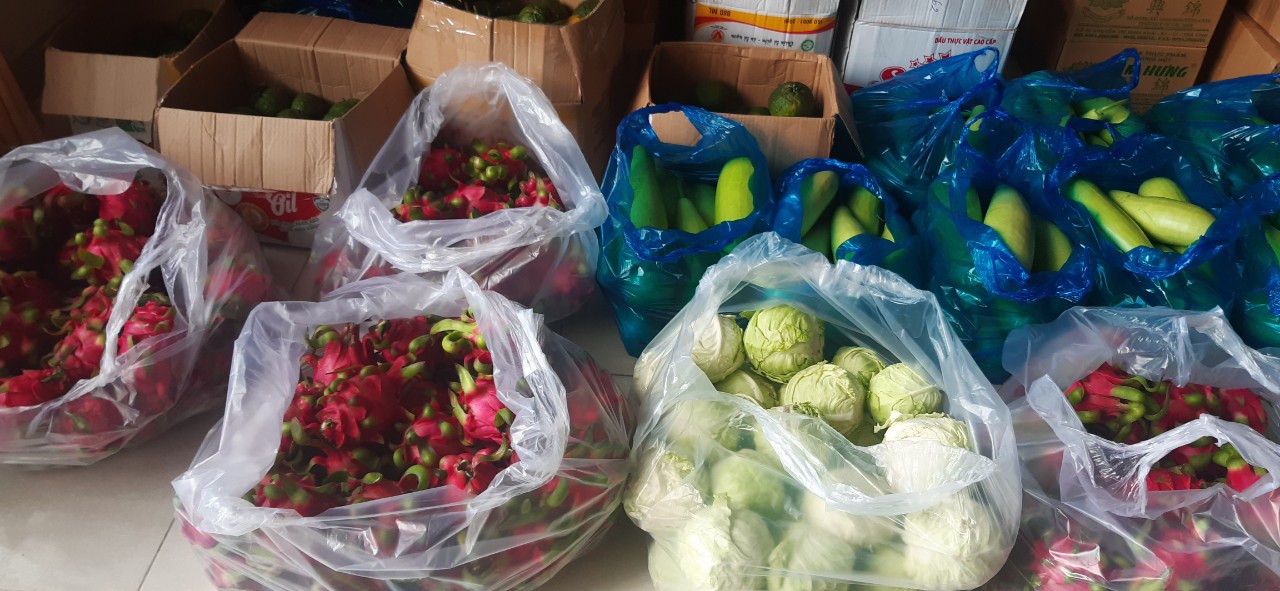 Bán nông sản combo 10 kg/túi giá 100.000 đồng, người dân TP HCM được 'đi chợ hộ'