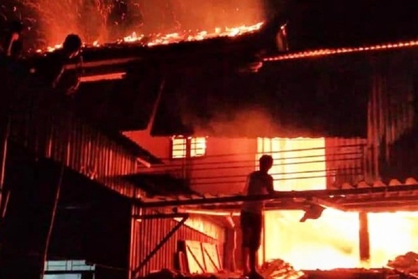 Bình Dương: 3 người thiệt mạng, 2 người nguy kịch do cháy lớn giữa đêm