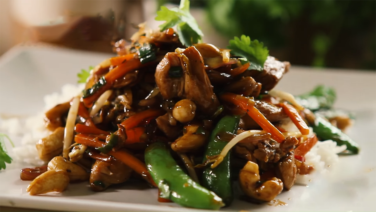 Cách làm món gà xào vị Thái “ngon tê tái”