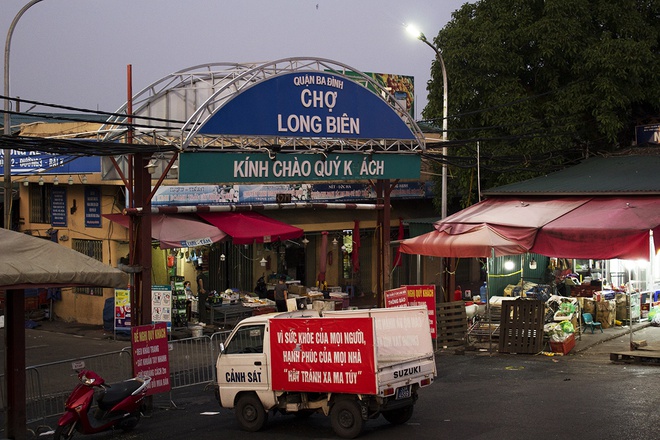 Hà Nội: Chợ Long Biên phong tỏa vì Covid-19, hàng trăm tấn hoa quả bị mắc kẹt