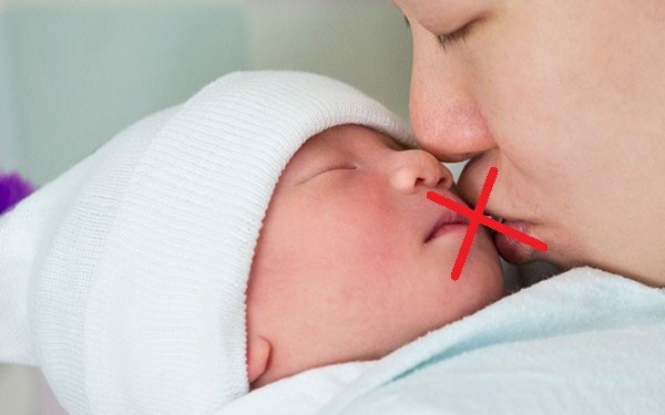 Có nên hôn má trẻ sơ sinh? Tác hại khi hôn trẻ sơ sinh
