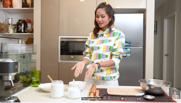 Hoa hậu H'Hen Niê trổ tài vào bếp làm bánh tiêu ngon như ngoài tiệm
