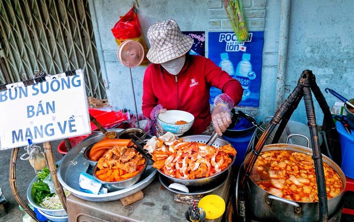 Gánh bún suông gia truyền 3 đời tại Sài Gòn, chỉ bán vài tiếng là hết sạch