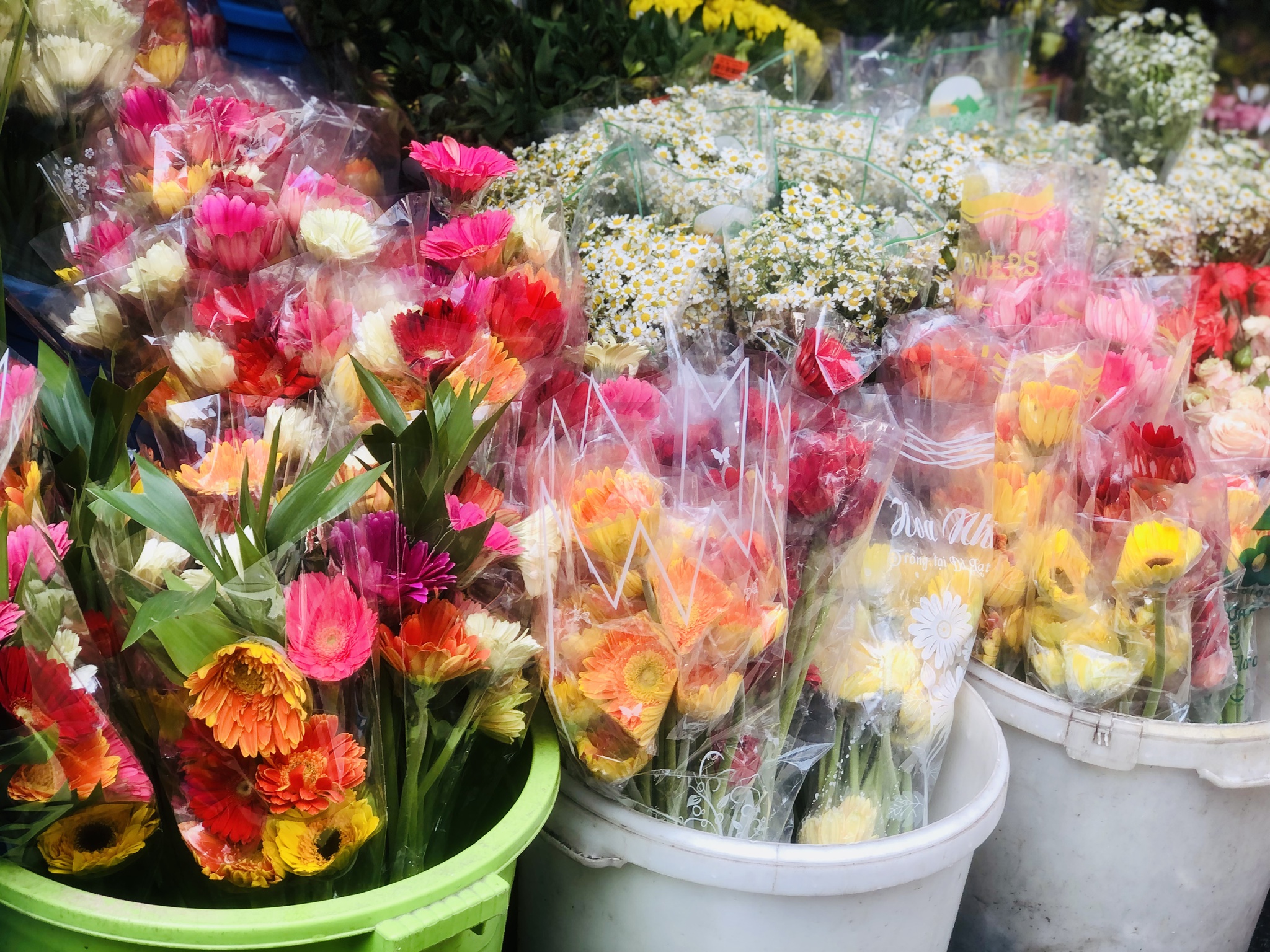 Giá hoa tươi bật tăng mạnh trong ngày mùng 10 Thần Tài 
