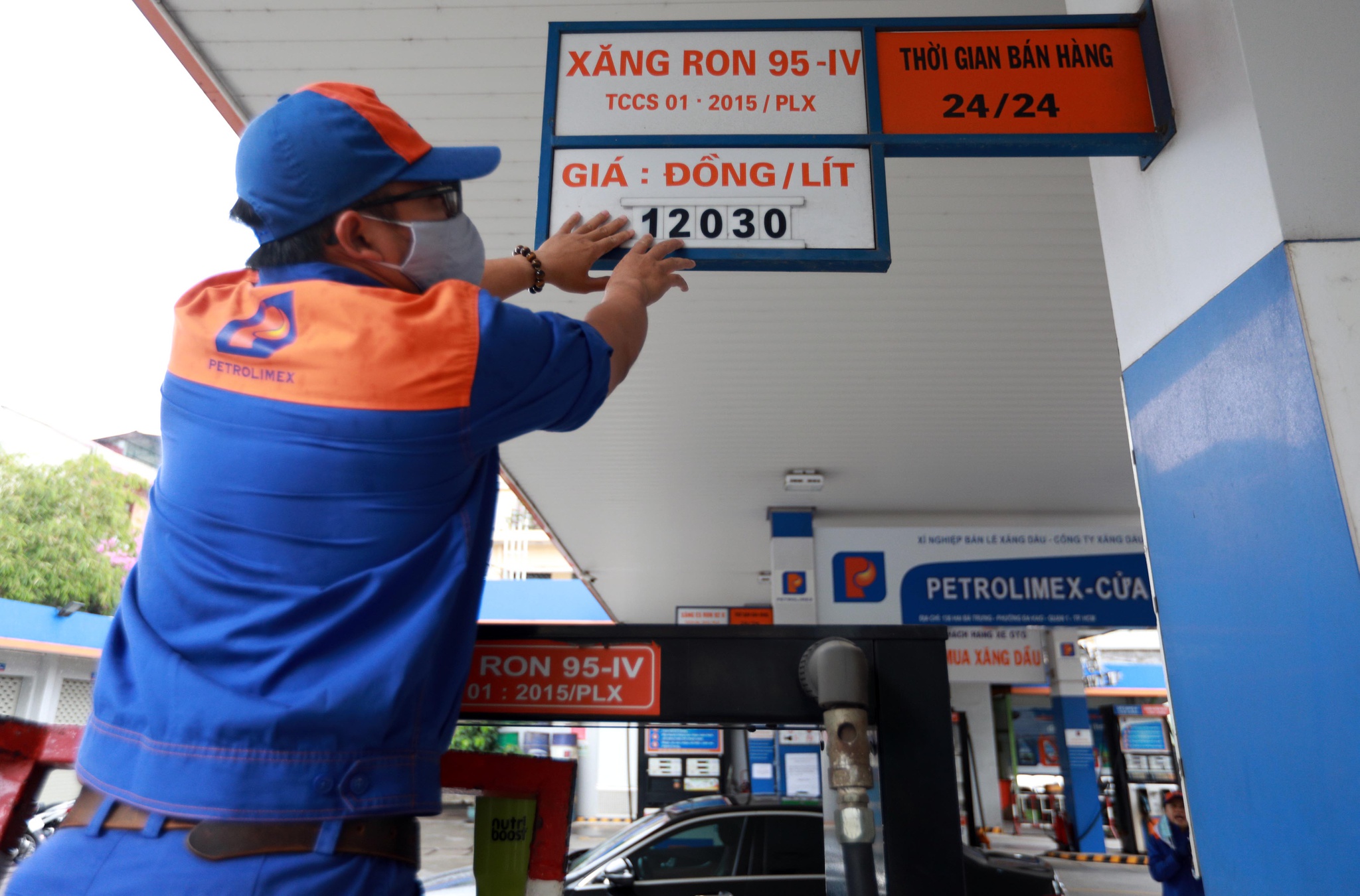 Giá xăng dầu trong nước tăng gần 23.000 đồng/lít, cao nhất từ năm 2014