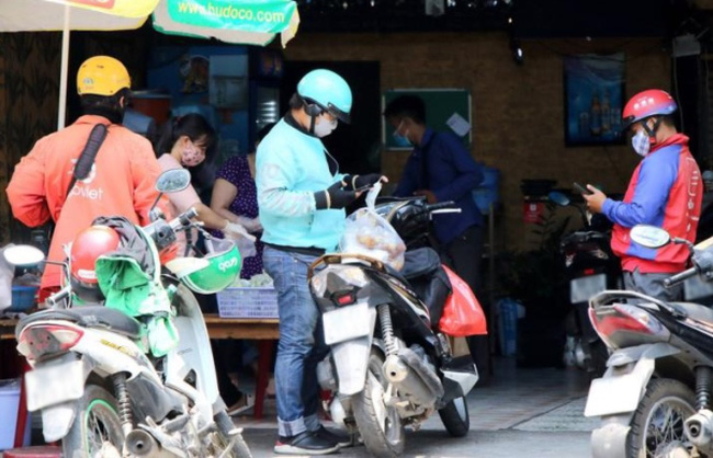Grab, ShopeeFood mở lại dịch vụ giao đồ ăn tại Hà Nội