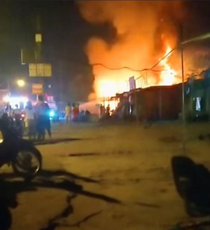 Hà Nội: Cháy chợ tạm trên phố Lĩnh Nam lúc rạng sáng, khói bốc cao ngùn ngụt