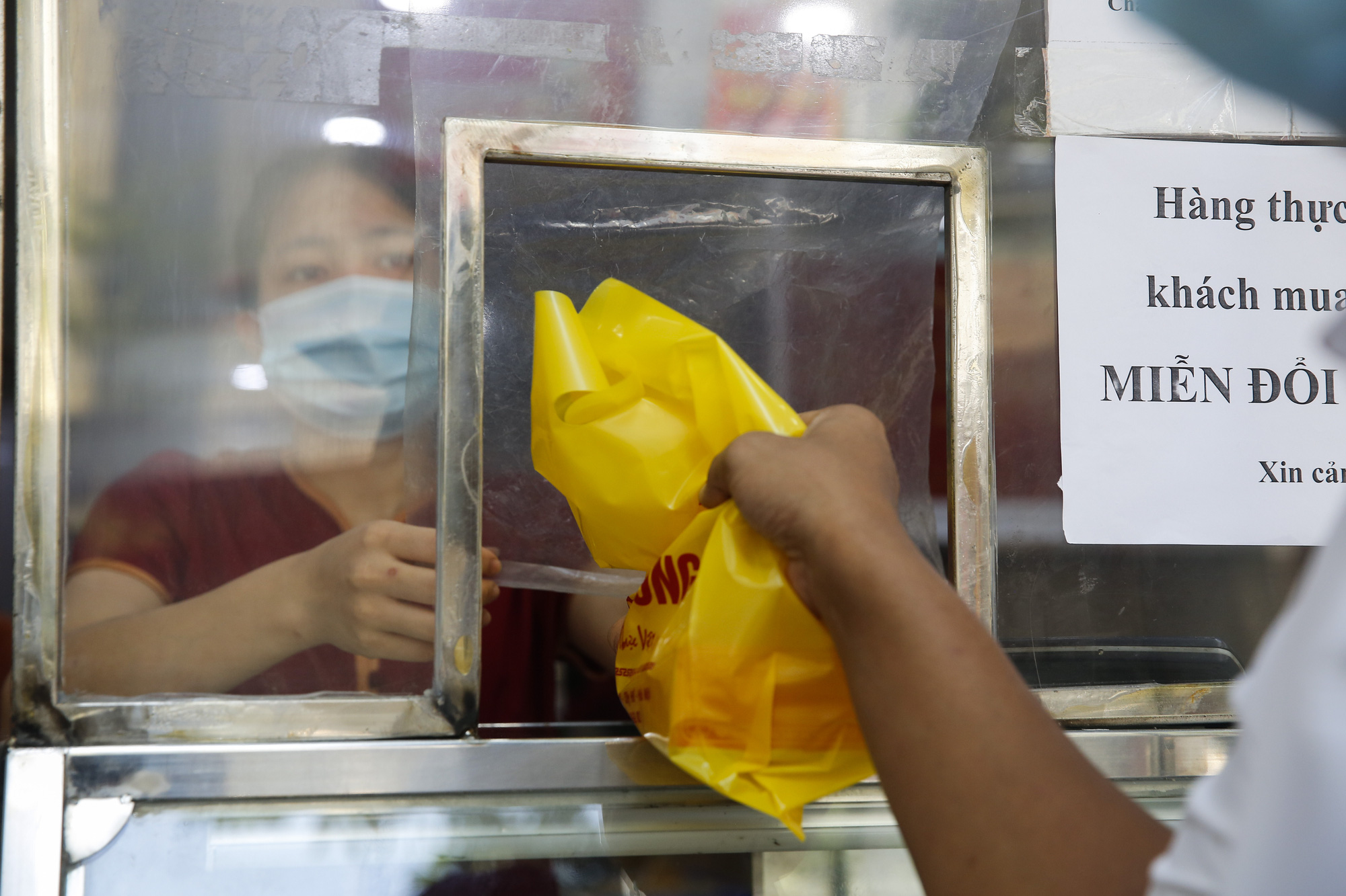 Hà Nội: Cửa hàng bánh Trung thu ảm đạm, gặp khó khăn dù đẩy mạnh kênh online
