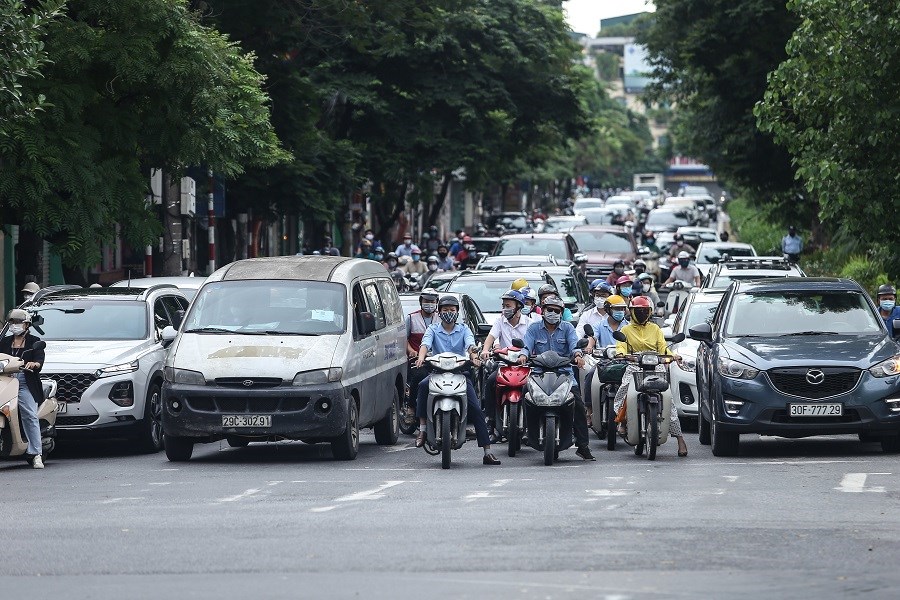 Hà Nội: Đường phố đông đúc trong ngày đầu nới lỏng nhiều quận, huyện