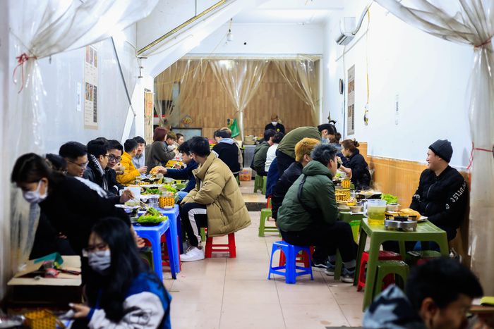 Hà Nội: Hàng lẩu, đồ nướng đông đúc khách những ngày giá rét