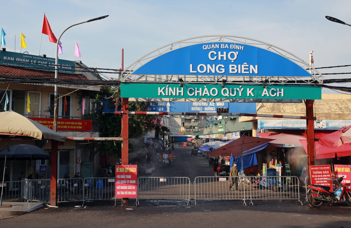 Hà Nội: Tiểu thương chợ Long Biên vẫn cố tình hoạt động, bất chấp lệnh phong tỏa