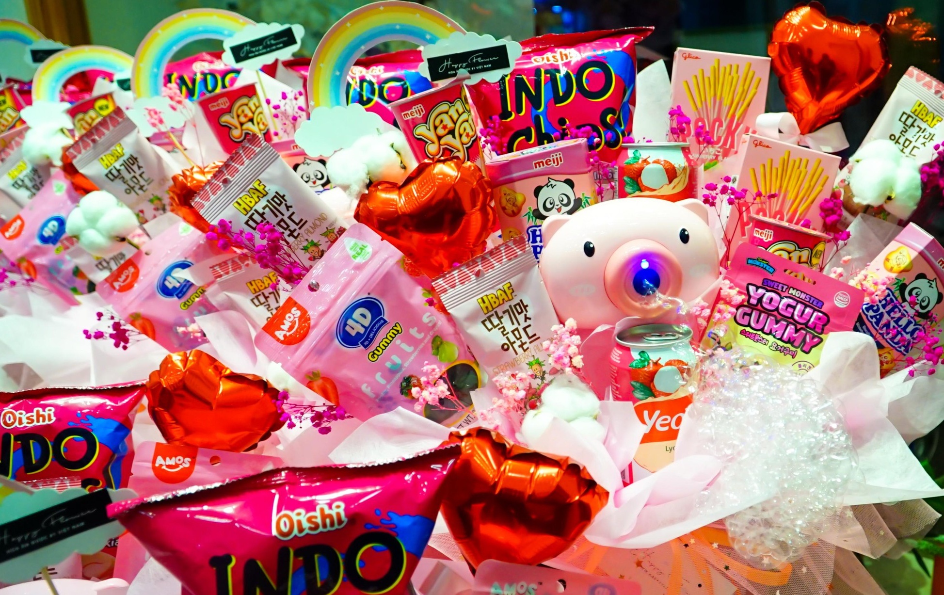 Hoa gấu bông, bánh kẹo, socola…độc lạ cháy hàng trong ngày Valentine