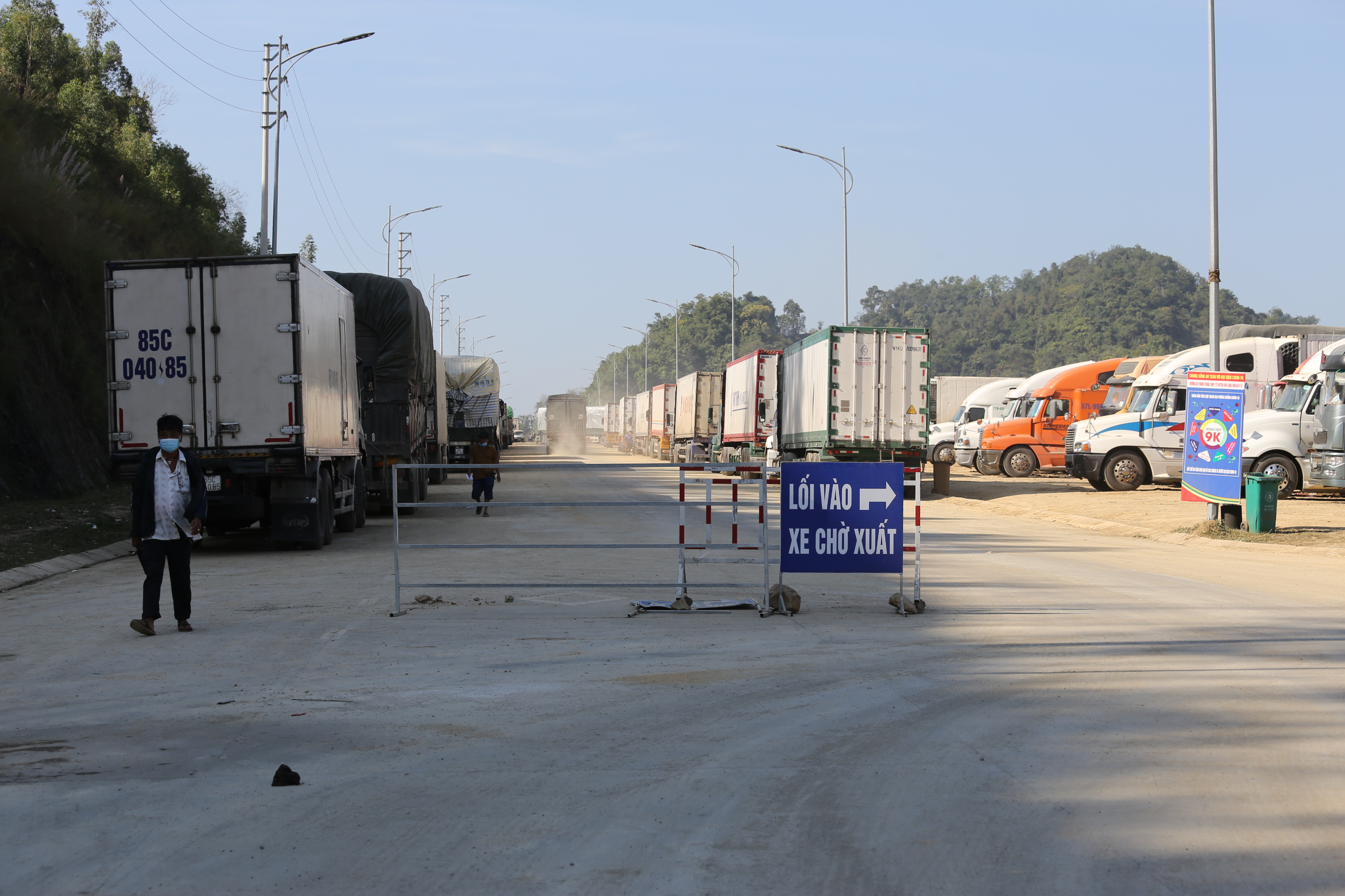 Hơn 4.000 xe hàng ùn ứ tại cửa khẩu, khuyến cáo tạm dừng đưa nông sản lên biên giới