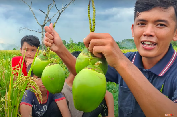 Loại dừa ăn được cả vỏ độc lạ được Hot Youtuber đồng quê Sang Vlog giới thiệu: Vị chát như chuối xanh nhưng giòn như ổi