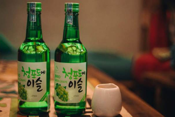 Mách bạn cách uống rượu Soju nhẹ nhàng kiểu Hàn Quốc