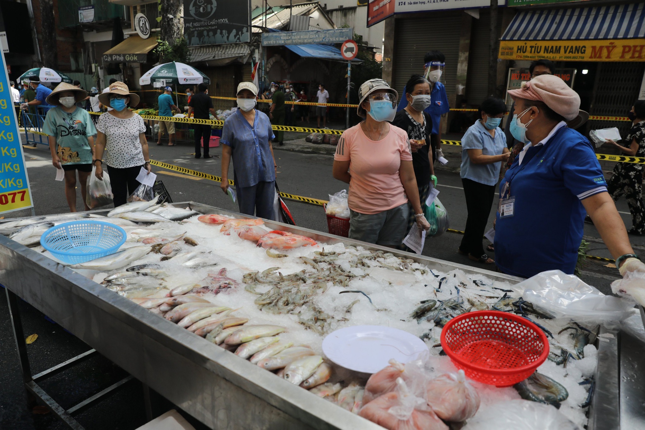 Mua thực phẩm giá rẻ tại ‘chợ dã chiến’ trên đường phố Sài Gòn