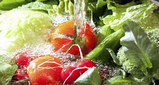 Ngâm rau củ quả với nước muối có thực sự loại bỏ được hoá chất? 