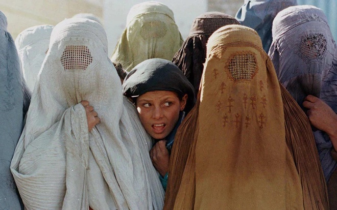 Ngày đầu tiên ở Kabul dưới thời Taliban, vì sao không một phụ nữ nào dám ra đường?