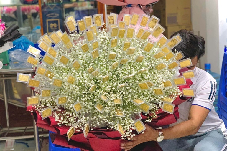 Những món quà độc lạ ngày 8/3: Bó hoa 100 cây vàng, hoa làm từ thịt