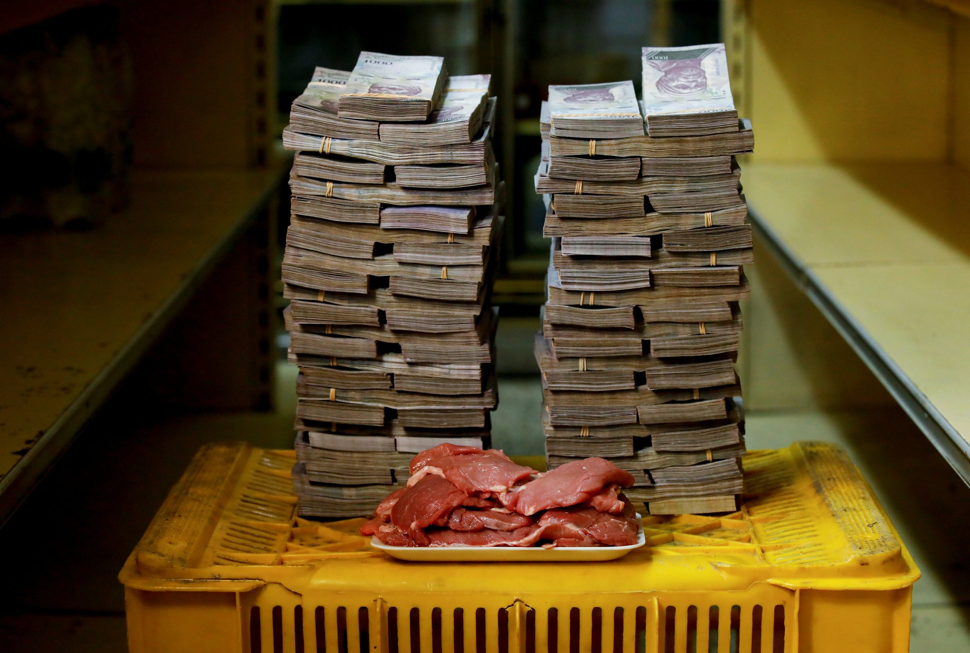 Những quốc gia “nhiều tiền” khủng nhất thế giới: Mua tiền bằng cân, vác cả bao tải tiền để đi chợ