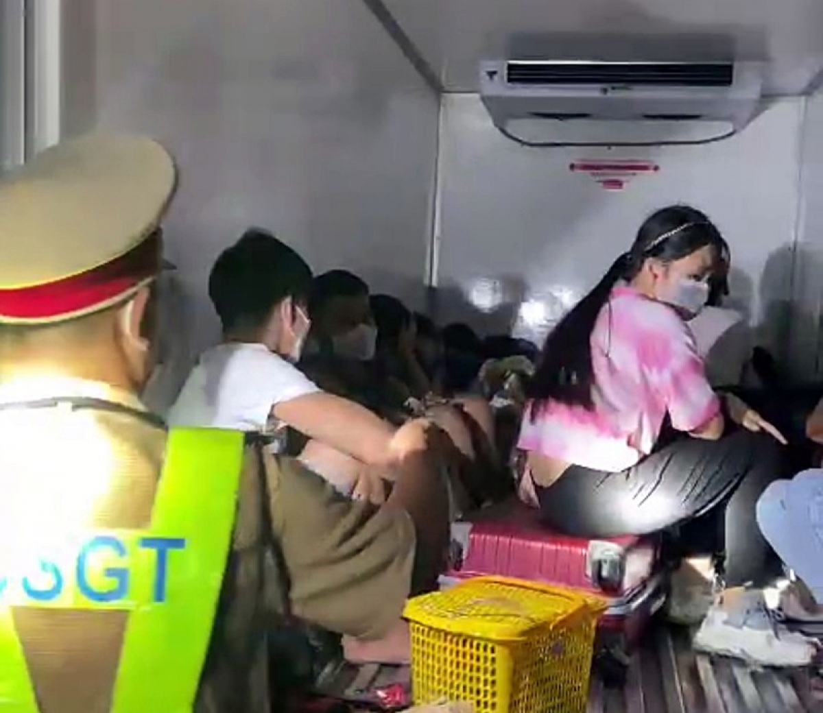 Phát hiện 15 người trong thùng xe đông lạnh 'thông chốt' từ Đồng Nai về Bình Thuận