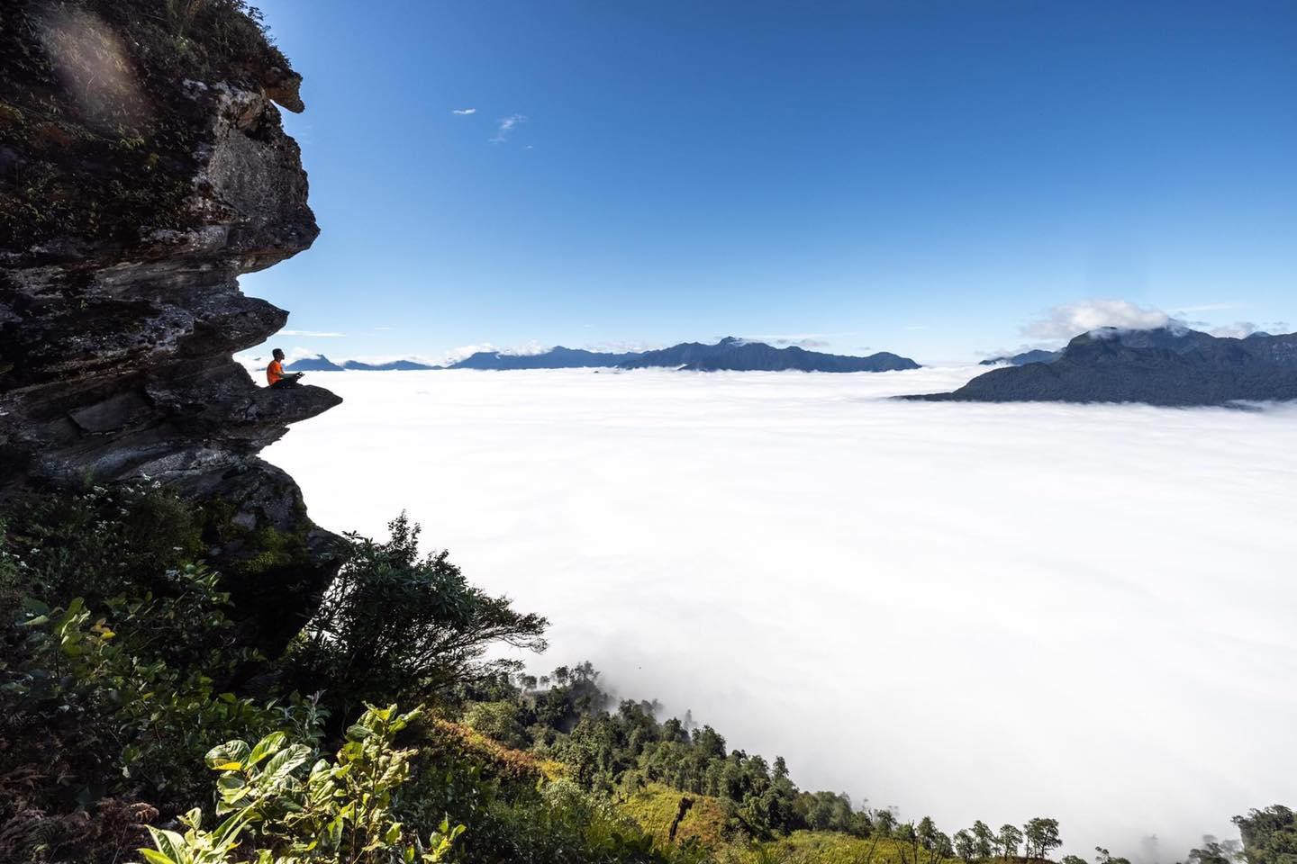 Săn mây trên đỉnh Lảo Thẩn đẹp 'ngất ngây' như một bức tranh bích họa