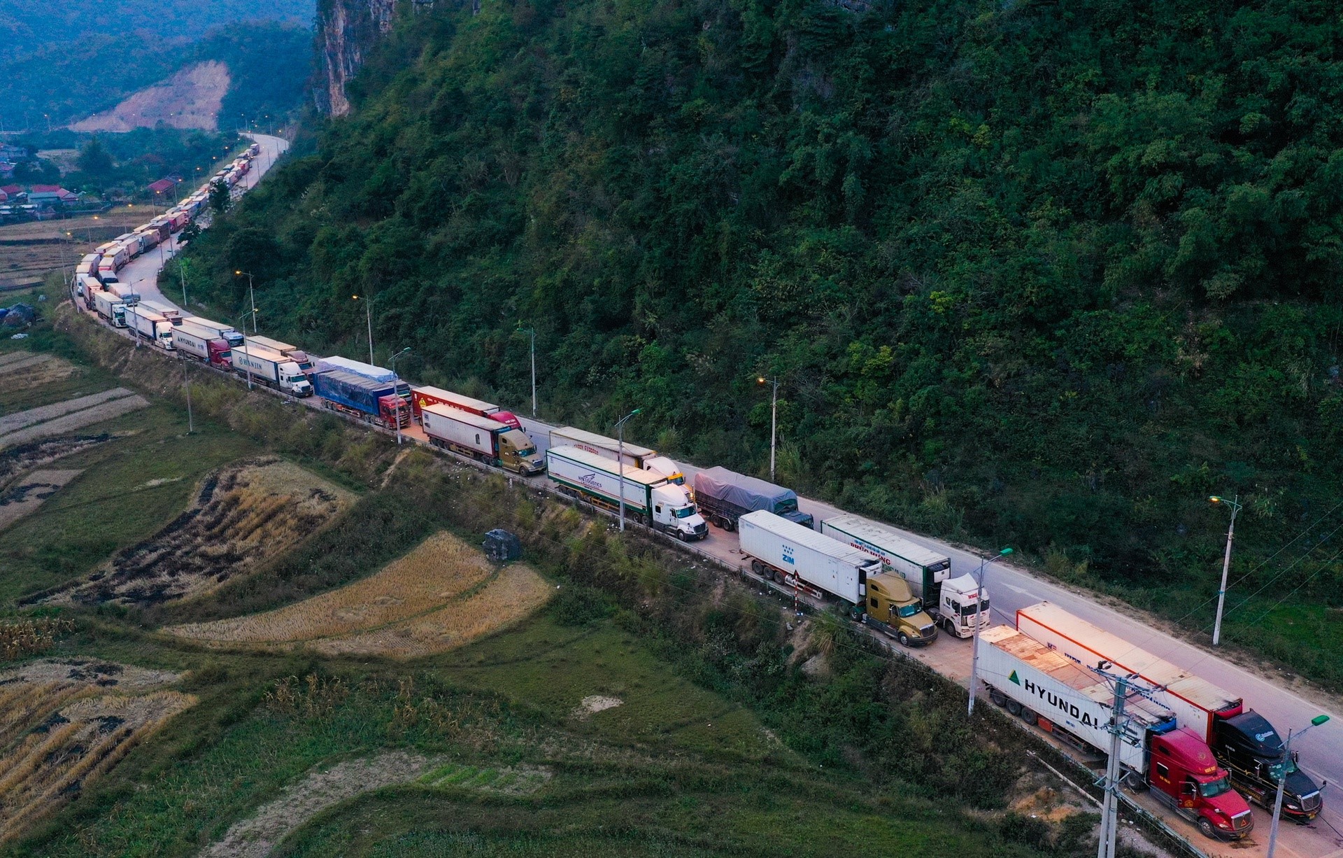 Tắc nghẽn cửa khẩu xuất hàng sang Trung Quốc, doanh nghiệp Việt thiệt hại lớn