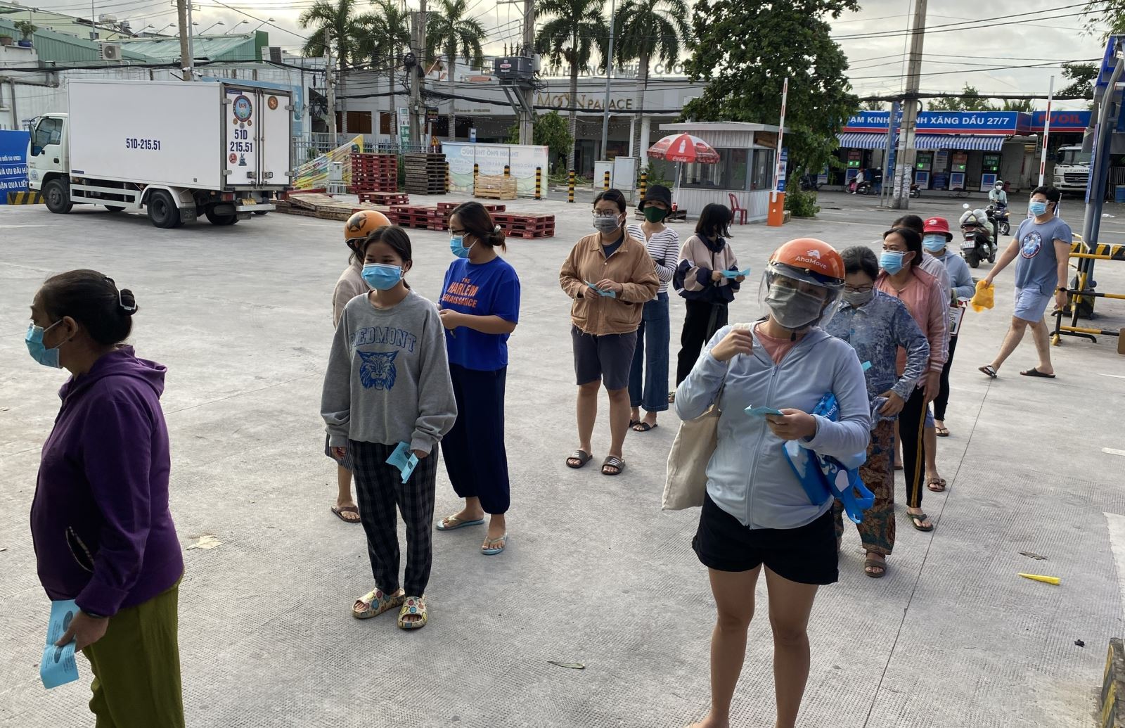 TP Hồ Chí Minh: Người dân than phiền gặp khó khăn khi đi chợ, mua thực phẩm bằng phiếu