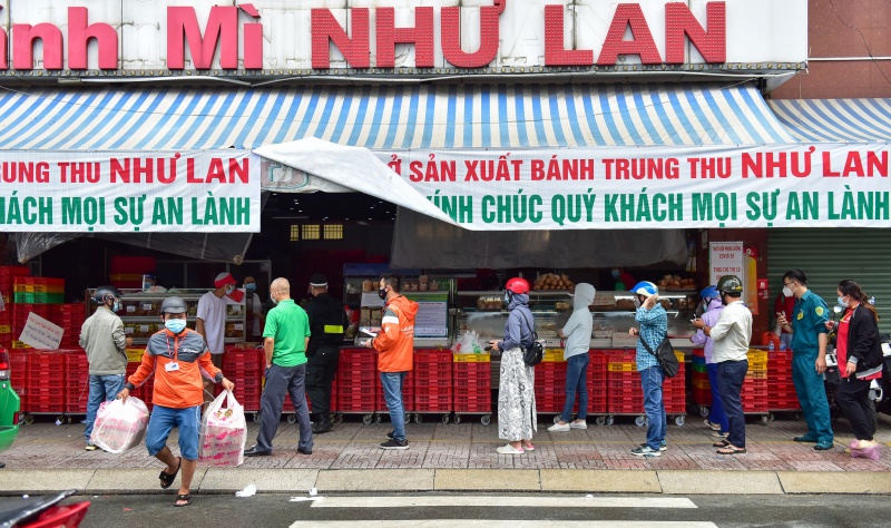 Xếp hàng dài mua bánh Trung thu Như Lan hơn 50 tuổi ở Sài Gòn