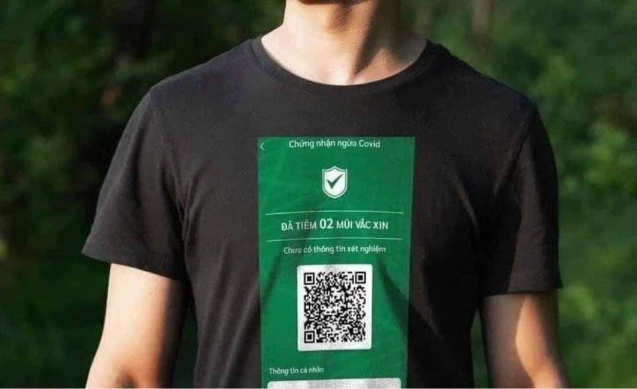 Xôn xao hình ảnh áo phông in mã QR chứng nhận tiêm vắc-xin