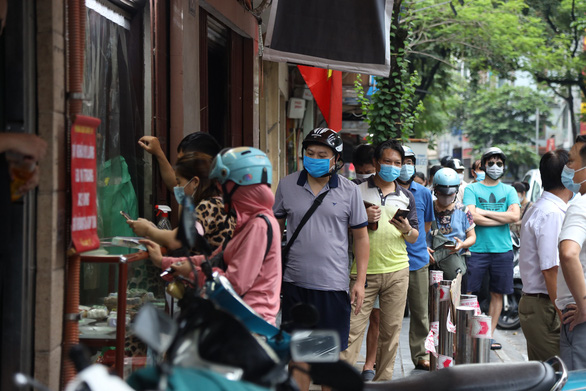 Tiệm bánh trung thu Bảo Phương nổi tiếng bị đóng cửa…vì khách xếp hàng dài 