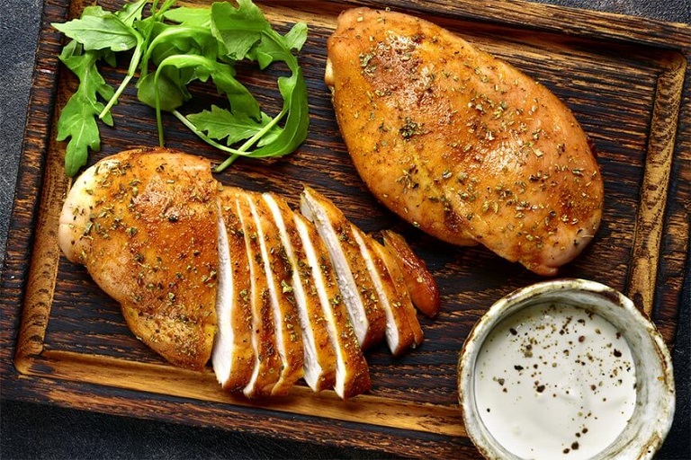 Thịt gà có chứa nhiều dưỡng chất tốt cho quá trình trao đổi chất trong cơ thể