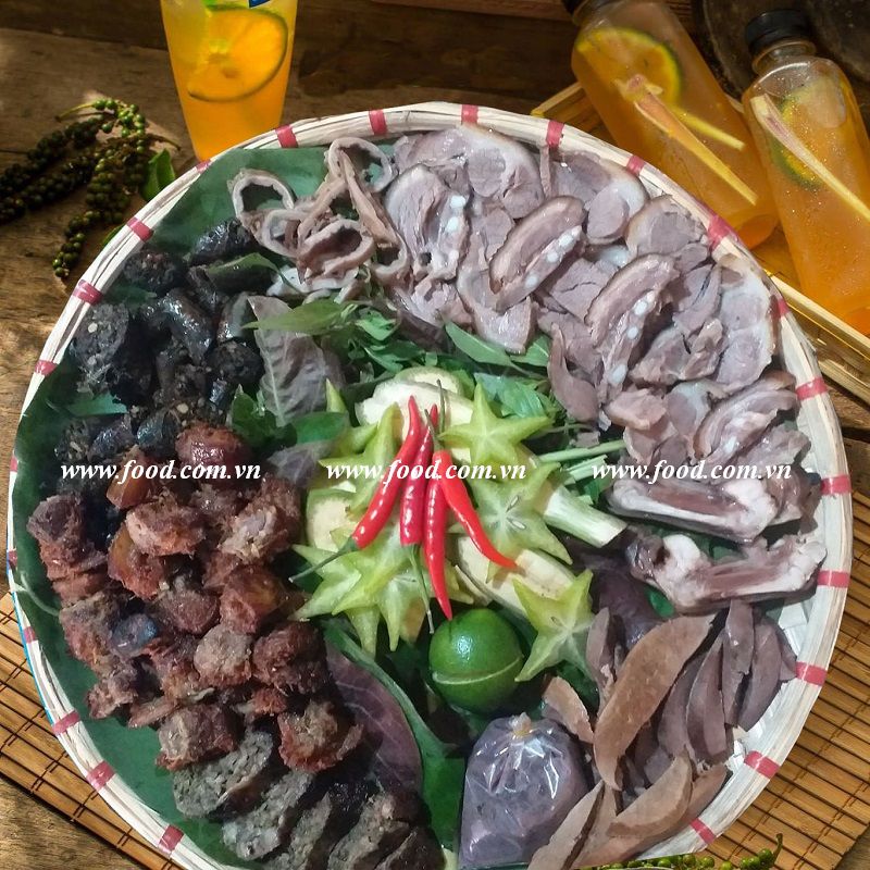 Quán thịt chó Thanh Xuân là một điểm đến nổi tiếng tại Hà Nội. Xem hình ảnh để thấy những miếng thịt chó được chế biến độc đáo, tại quán này. Nếu bạn là một tín đồ của ẩm thực, hãy nhanh chân đến đây để thử nghiện khẩu vị độc đáo này.