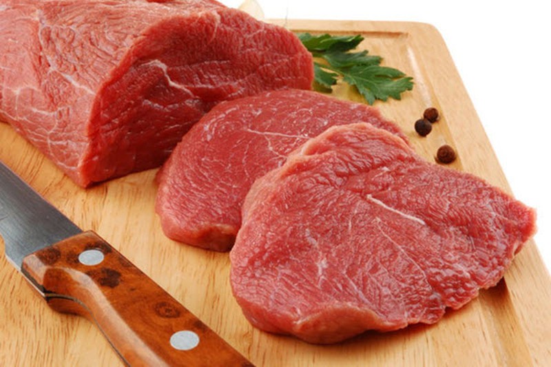 Nên chọn thịt bò thăn có thớ dài, to bản để dễ cuốn với tôm