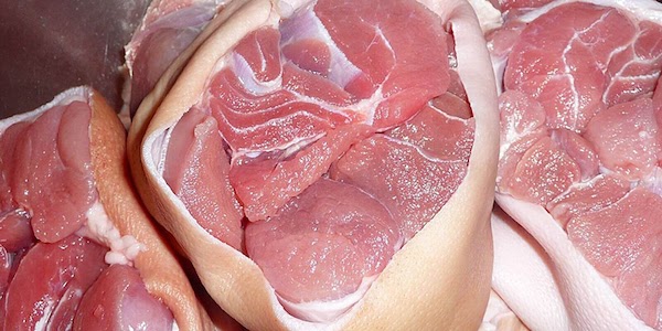 Phần thịt chân giò miếng to, nhiều thịt, có độ đàn hồi tốt, màu hồng tươi