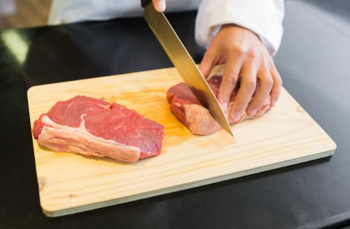 Thịt cần được cắt thành những khổ vuông