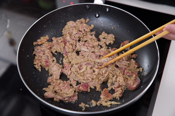 Nấu thịt bò xào tỏi