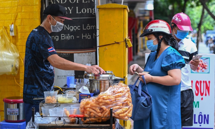 Hàng quán ở Hà Nội bán 1.000 bát phở mỗi ngày, có khách mang nồi đi mua 