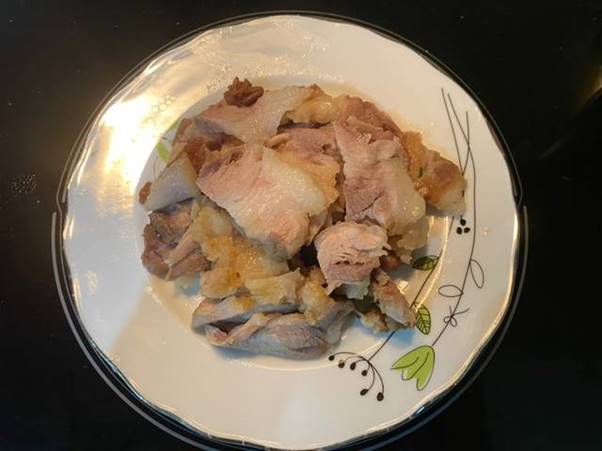 Thịt lợn thái mỏng miếng vừa ăn rồi bày ra đĩa