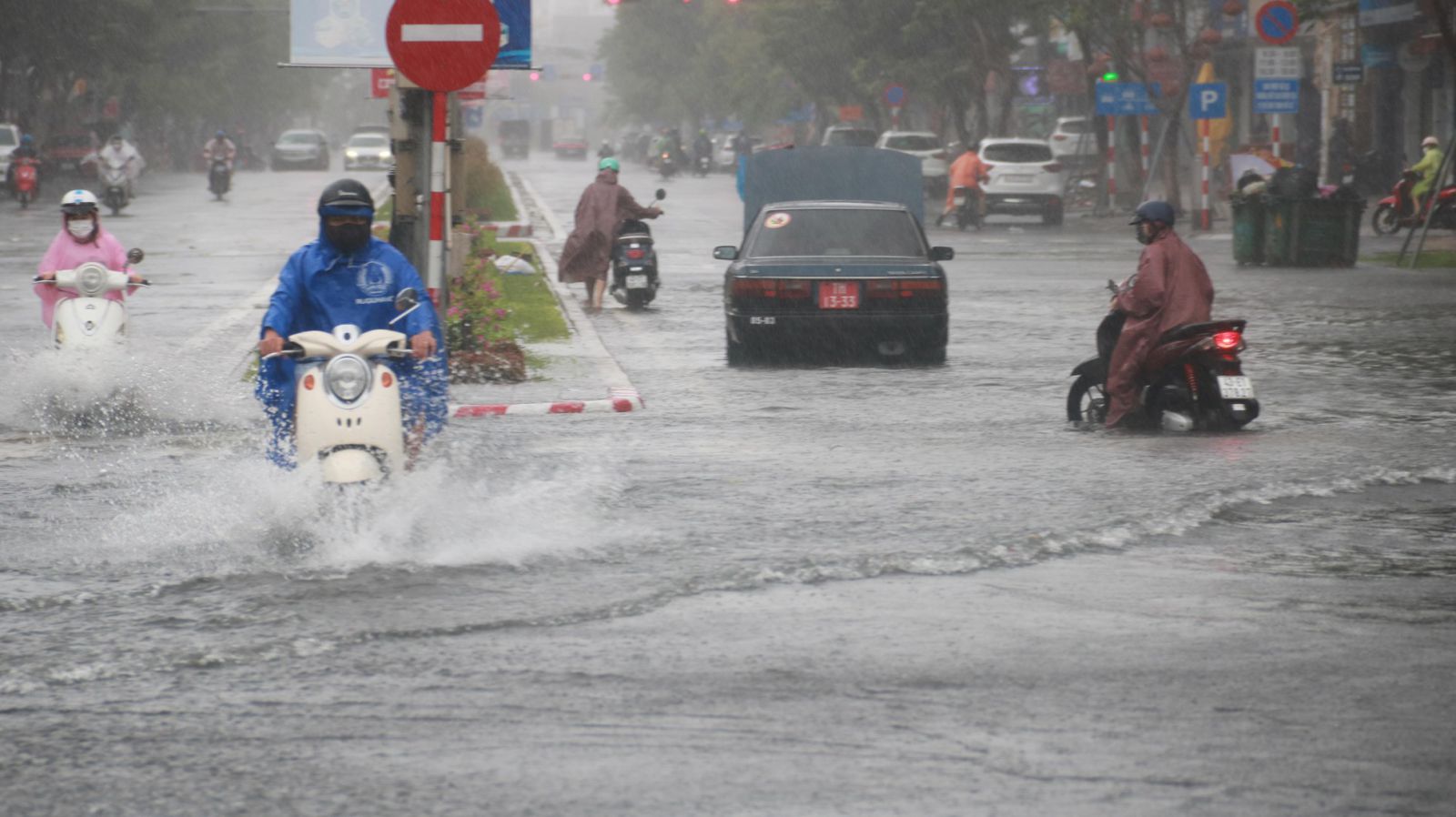 Mưa dông, gió giật mạnh, đường phố Đà Nẵng biến thành sông