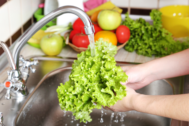 Nên rửa rau củ quả xối dưới vòi nước giúp loại bỏ bụi bẩn.