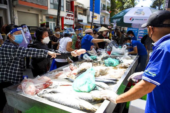Khu vực hải sản thu hút nhiều người mua.