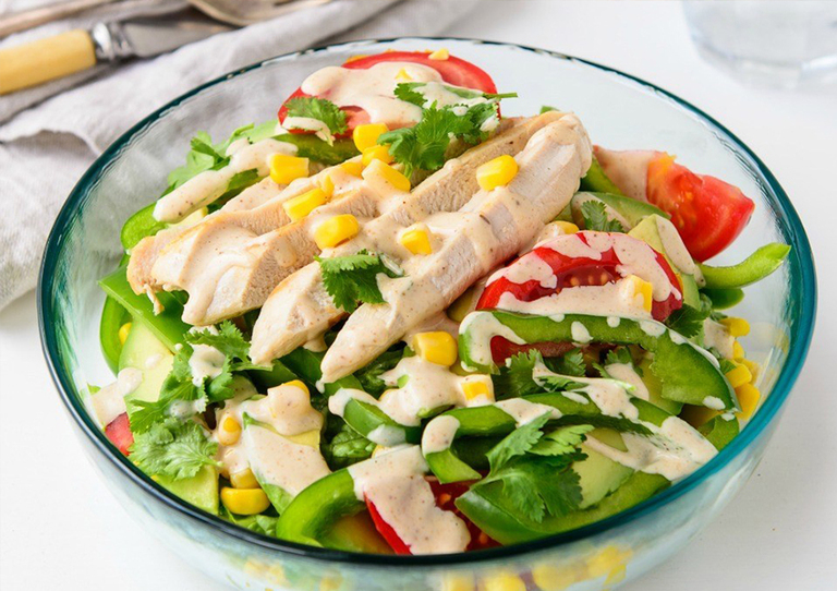 Salad gà là món ăn giàu dinh dưỡng giúp giảm cân hiệu quả.